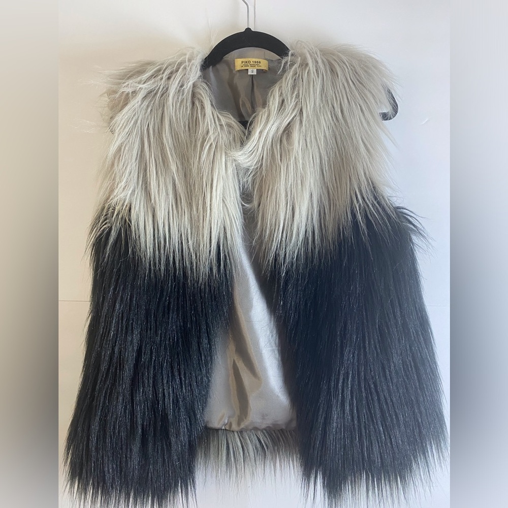 PIKO 1988 JOYFUL ADVENTURES FAUX FUR VEST COLOR BLACK & GREY SZ SMALL